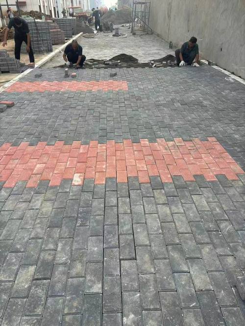 附近有賣透水磚和彩磚的地方，一般在每個(gè)城市的大型建材市場(chǎng)、陶瓷批發(fā)市場(chǎng)，或者專門做市政鋪裝材料的門店都能找到——直接搜地圖里的“建材市場(chǎng)”或“透水磚”關(guān)鍵詞就會(huì)顯示出附近的商家。想找得更準(zhǔn)，可以順著這幾條路走 